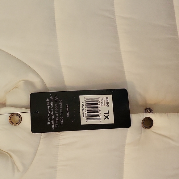 Daisy Fuentes Moda Puffer Vest - Picture 7 of 7